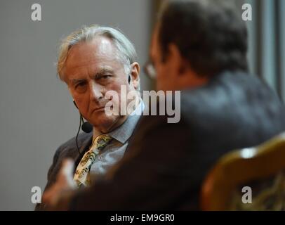 Olomouc, République tchèque, le 17 avril, 2015. Physicien théoricien et cosmologiste américain Lawrence M. Krauss (droite) et Richard Dawkins, biologiste britannique (à gauche) s'exprimer dans les origines du projet dialogue pendant la 50ème édition de l'Academia Film Olomouc, Festival International de Films documentaires scientifiques, à Olomouc, République tchèque, le 17 avril 2015. (CTK Photo/Ludek Perina) Credit : CTK/Alamy Live News Banque D'Images