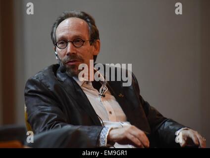 Olomouc, République tchèque, le 17 avril, 2015. Physicien théoricien et cosmologiste américain Lawrence M. Krauss parle dans les origines du projet dialogue au cours de la 50ème édition de l'Academia Film Olomouc, Festival International de Films documentaires scientifiques, à Olomouc, République tchèque, le 17 avril 2015. (CTK Photo/Ludek Perina) Credit : CTK/Alamy Live News Banque D'Images