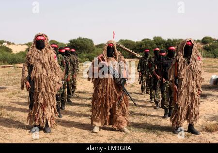 Rafah, bande de Gaza, territoire palestinien. Apr 17, 2015. Des militants palestiniens du Front démocratique pour la libération de la Palestine (FDLP) prendre part à une cérémonie militaire à Rafah, dans le sud de la bande de Gaza. © Ashraf Amra/APA/Images/fil ZUMA Alamy Live News Banque D'Images