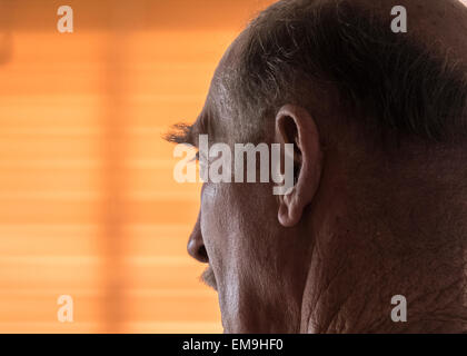 Head shot of un homme âgé se détourna, montrant une très longue et touffue sourcil. Banque D'Images