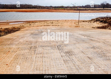 Une rampe de mise à sec et se situe très loin de la sécheresse lac Hefner, un approvisionnement en eau municipal situé à Oklahoma City, Oklahoma, USA Banque D'Images