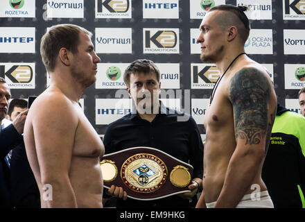 17 avril 2015 - World Heavyweight Champion de boxe, champion olympique d'Aleksandr Usyk ''" l'Ukraine à la pesée de l'avant dans la lutte contre Andrei Knyazev. Champion de la WBO heavyweight Alexander Usyk (6 victoires, 6 - KO). Alexander Usyk formés par K2 appartenant à l'frères Klitschko. © Igor Golovniov/ZUMA/ZUMAPRESS.com/Alamy fil Live News Banque D'Images