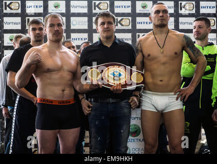 17 avril 2015 - World Heavyweight Champion de boxe, champion olympique d'Aleksandr Usyk ''" l'Ukraine à la pesée de l'avant dans la lutte contre Andrei Knyazev. Champion de la WBO heavyweight Alexander Usyk (6 victoires, 6 - KO). Alexander Usyk formés par K2 appartenant à l'frères Klitschko. © Igor Golovniov/ZUMA/ZUMAPRESS.com/Alamy fil Live News Banque D'Images