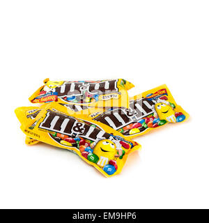 M&M quatre paquets de bonbons de chocolat sur un fond blanc. USA. Banque D'Images