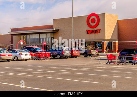 Cible, une chaîne de magasin d'escompte à Oklahoma City, Oklahoma, USA. Shot extérieur montrant des capacités et parking. Banque D'Images