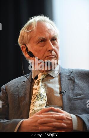 Olomouc, République tchèque, le 17 avril, 2015. Le biologiste britannique Richard Dawkins parle dans les origines du projet dialogue au cours de la 50ème édition de l'Academia Film Olomouc, Festival International de Films documentaires scientifiques, à Olomouc, République tchèque, le 17 avril 2015. (CTK Photo/Ludek Perina) Credit : CTK/Alamy Live News Banque D'Images