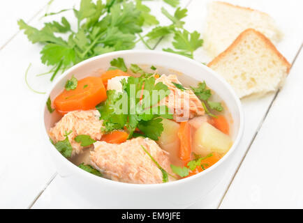 La soupe de poisson avec du saumon et légumes, vue en gros Banque D'Images