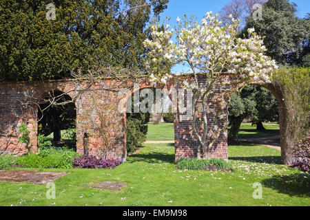 Voûte en brique dans les jardins du château d'Ashby House Northamptonshire UK Banque D'Images