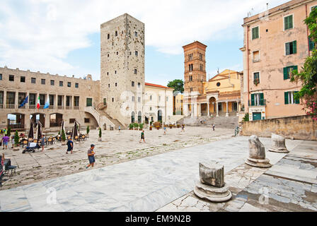 Terracina, piazza Municipio (Foro Emiliano) avec Tour Frumentaria, Duomo, église San Cesareo et ruines de colonnes romaines, Latium, Italie Banque D'Images