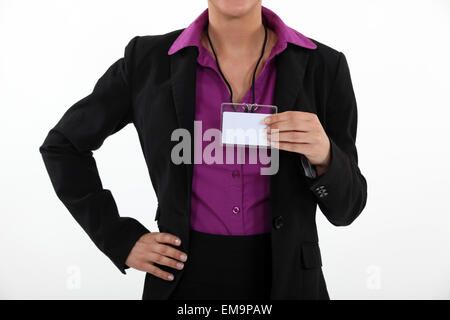 Woman holding a blank nom tag Banque D'Images