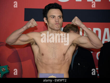 Avril 17,2015. Los Angeles CA. Julio Cesar Chavez Jr d'Cullacan Mexique pèse à 171,5 livres pour son prochain combat avec Andrez Fonfara de Radom, Pologne. Les deux se battront pour le WBC international light heavyweight title samedi à l'StubHub center. Photo par Gene Blevins/LA DailyNews/ZUMAPRESS Crédit : Gene Blevins/ZUMA/Alamy Fil Live News Banque D'Images