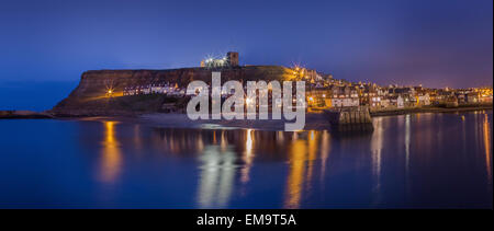 Whitby Harbour et de l'abbaye la nuit, Yorkshire, Angleterre Royaume-uni Banque D'Images