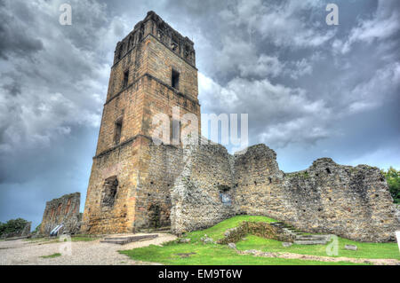 Ruines de l'église clocher de l'ancienne ville de Panama, Panama. Banque D'Images