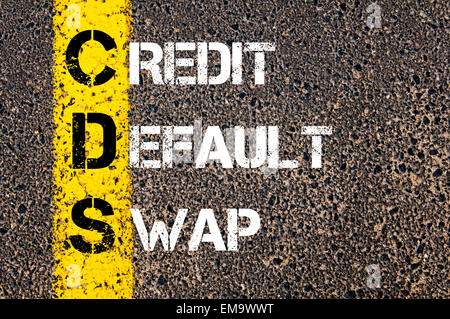 Acronyme d'affaires CDS - credit default swap. Ligne de peinture jaune sur la route à l'arrière-plan d'asphalte. Conceptual image Banque D'Images