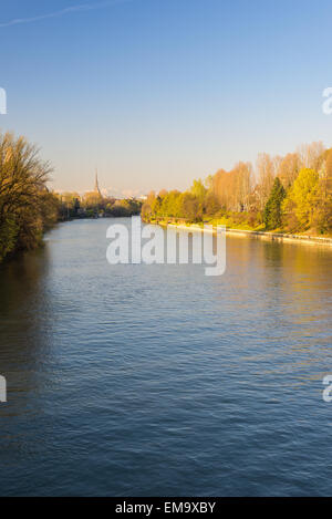 Torino (Turin - Italie) au coucher du soleil dans la saison du printemps, avec des arbres sur les rives du fleuve Po. Banque D'Images