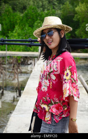 Portrait de femme thaïlandaise avec trépied sur le pont dans la forêt de Mangrove Forest Bangkhunthein ou zone intertidale à Bangkok en Thaïlande. Banque D'Images