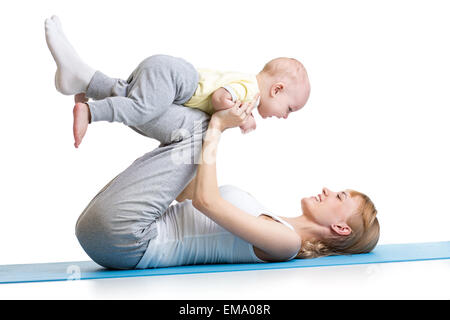 Jeune femme s'amuser avec bébé faisant des exercices de remise en forme Banque D'Images