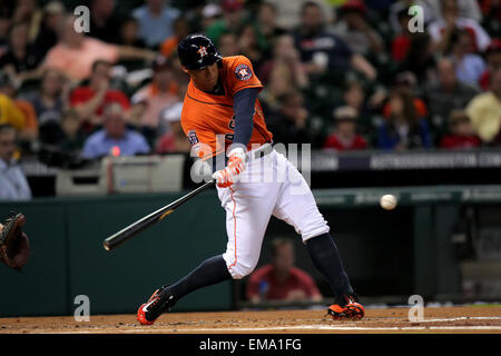 Houston, Texas, USA. Apr 17, 2015. Le voltigeur des Houston Astros George Springer # 4 balançoires à un intervalle au cours de la MLB match de saison régulière entre les Astros de Houston et les Los Angeles Angels de Minute Maid Park de Houston, Texas. Credit : csm/Alamy Live News Banque D'Images