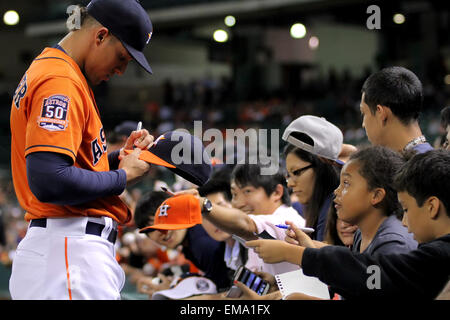 Houston, Texas, USA. Apr 17, 2015. Le voltigeur des Houston Astros George Springer # 4, signe des autographes pour les fans avant le match de saison régulière de la MLB entre les Astros de Houston et les Los Angeles Angels de Minute Maid Park de Houston, Texas. Credit : csm/Alamy Live News Banque D'Images