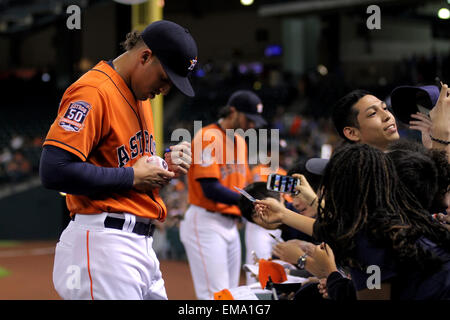 Houston, Texas, USA. Apr 17, 2015. Le voltigeur des Houston Astros George Springer # 4, signe des autographes pour les fans avant le match de saison régulière de la MLB entre les Astros de Houston et les Los Angeles Angels de Minute Maid Park de Houston, Texas. Credit : csm/Alamy Live News Banque D'Images