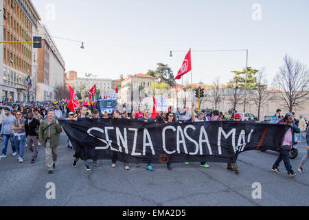 Rome, Italie. Apr 17, 2015. Mouvements pour l'accueil de l'homme revenir dans la rue. La démonstration de la 'Movimento per il diritto all' Abitare" ont défilé dans les rues du centre-ville de Rome. Credit : Davide Fracassi/Pacific Press/Alamy Live News Banque D'Images