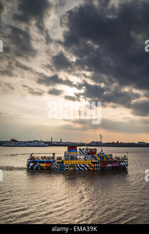 Image de l'écran rétroéclairé par LED Dazzle traversier sur la rivière Mersey. Banque D'Images
