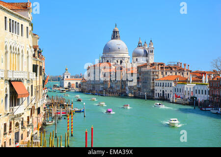 Superbe vue sur le Grand Canal avec basilique Santa Maria della Salute, Venise, Italie Banque D'Images