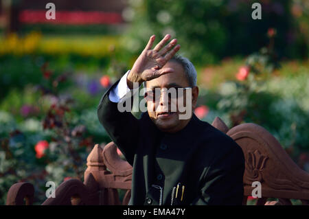 Le Président indien Pranab Mukherjee assis dans Mughal Gardens et forme à l'appareil photo invité 13 Feb 2015 personnes. Banque D'Images