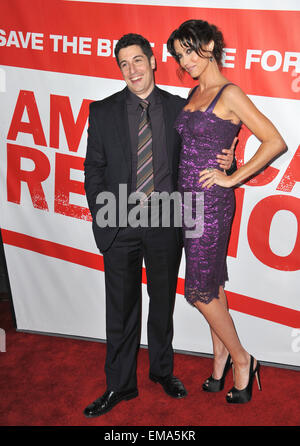 LOS ANGELES, CA - le 19 mars 2012 : Jason Biggs & Shannon Elizabeth à l'US premiere de leur nouveau film "American Reunion" au Grauman's Chinese Theatre, à Hollywood. Le 19 mars 2012 Los Angeles, CA Banque D'Images