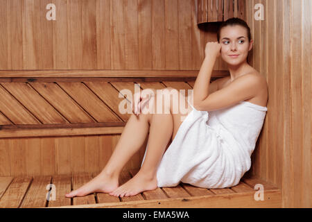 Femme se détend dans le sauna Banque D'Images