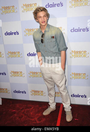 LOS ANGELES, CA - le 17 mars 2012 : Cody Simpson lors de la première mondiale de Miroir "miroir" au Grauman's Chinese Theatre, à Hollywood. 17 mars 2012, Los Angeles, CA Banque D'Images