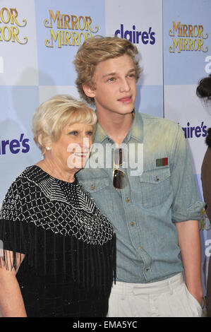 LOS ANGELES, CA - le 17 mars 2012 : Cody Simpson lors de la première mondiale de Miroir "miroir" au Grauman's Chinese Theatre, à Hollywood. 17 mars 2012, Los Angeles, CA Banque D'Images