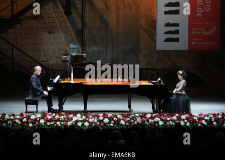 Francfort, Allemagne. Apr 17, 2015. Le pianiste israélien Yaara Tal (R) et pianiste allemand Andreas Groethuysen effectuer au duo Landschaftspark-Nord à Duisburg, Allemagne, le 17 avril 2015. La performance a marqué le début de l'année 2015, Festival de Piano de la Ruhr, qui se tiendra du 17 avril au 4 juillet dans 20 villes dans la région de la Ruhr. © Luo Huanhuan/Xinhua/Alamy Live News Banque D'Images