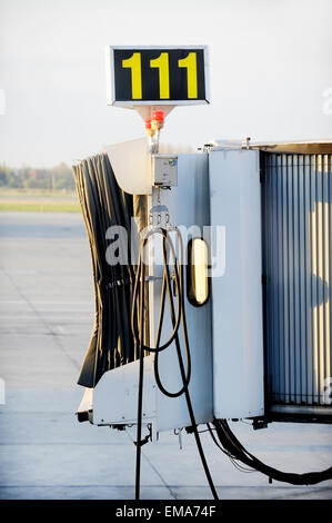 L'embarquement de l'aéroport de jetway déconnecté de l'avion Banque D'Images