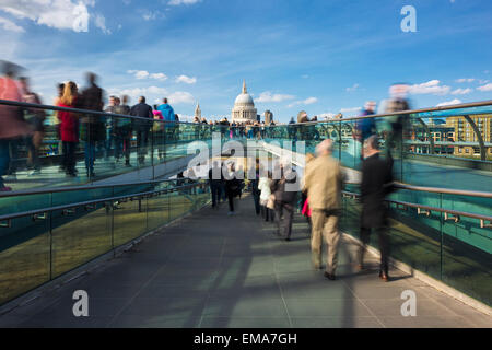 Blurred motion sur la passerelle du millénaire à la recherche vers la Cathédrale St Paul Banque D'Images