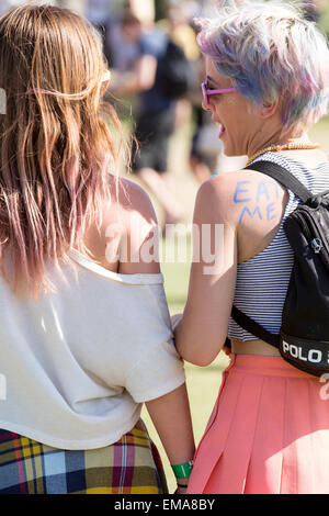 Indio, California, USA. Apr 17, 2015. Fans parcourent le motif pendant les trois jours de musique Coachella festival des arts et à l'Empire Polo Club à Indio, Californie Crédit : Daniel DeSlover/ZUMA/Alamy Fil Live News Banque D'Images