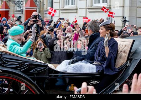 Copenhague, Danemark. Apr 16, 2015. La Reine Margrethe II de Danemark et la princesse Mary de Danemark au cours d'une balade en calèche durant le 75e anniversaire de la Reine à Copenhague, Danemark, 16 avril 2015. Photo : Patrick van Katwijk/ POINT DE VUE - PAS DE FIL - SERVICE/dpa/Alamy Live News Banque D'Images