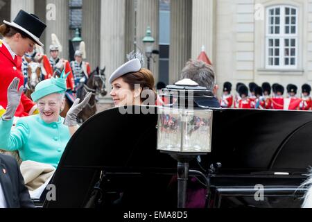 Copenhague, Danemark. Apr 16, 2015. La Reine Margrethe II de Danemark et la princesse Mary de Danemark au cours d'une balade en calèche durant le 75e anniversaire de la Reine à Copenhague, Danemark, 16 avril 2015. Photo : Patrick van Katwijk/ POINT DE VUE - PAS DE FIL - SERVICE/dpa/Alamy Live News Banque D'Images