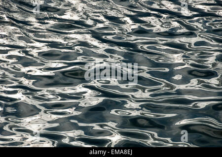 L'eau, vague, le métal liquide, en contre-jour Banque D'Images