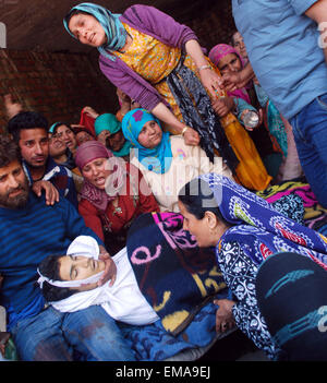 Srinagar, Cachemire sous administration indienne. 18 avril, 2015. Mère de Suhail Ahmed Sofi, et d'autres parents , pleure pendant la procession funéraire à Sofi Narbal quelque 15 kilomètres (10 milles) au nord de Srinagar, au Cachemire sous contrôle indien. Les forces gouvernementales ont tiré sur des manifestants anti-Inde ce matin et tué un jeune étudiant sur le deuxième jour d'affrontements violents dans la région de l'Himalaya, a annoncé la police. Credit : Sofi suhail/Alamy Live News Banque D'Images