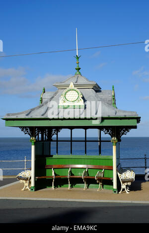 Blackpool, Lancashire : Victorian refuge le long de la promenade de la Côte-Nord Banque D'Images