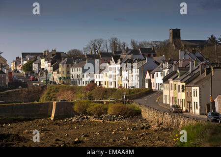 L'Irlande, Galway, le Connemara, la village de Roundstone, maisons en face du port, à la lumière de l'après-midi Banque D'Images