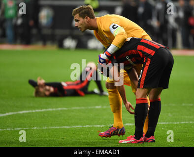 Francfort, Allemagne. Apr 17, 2015. Kevin Trapp de Francfort (c) et Makoto Hasebe réagir après le match de football Bundesliga Eintracht Francfort vs Borussia Moenchengladbach à Francfort, Allemagne, 17 avril 2015. Photo : Arne Dedert/dpa/Alamy Live News Banque D'Images