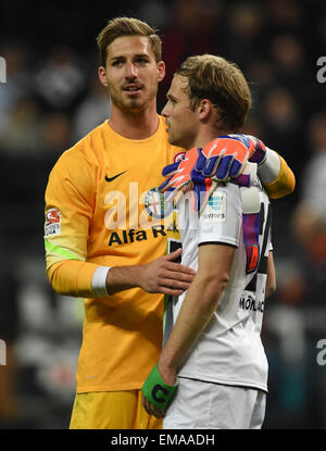 Francfort, Allemagne. Apr 17, 2015. Kevin Trapp de Francfort (l) et Tony Jantschke de Moenchengladbach embrasser après le match de football Bundesliga Eintracht Francfort vs Borussia Moenchengladbach à Francfort, Allemagne, 17 avril 2015. Photo : Arne Dedert/dpa/Alamy Live News Banque D'Images