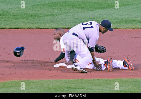 Le deuxième but des Yankees de New York Gregorio petit (31) tags à gauche des orioles de Baltimore, fielder Alejandro De Aza (12) Comme il a essayé de voler la deuxième base en première manche l'Oriole Park at Camden Yards de Baltimore, MD, le lundi, 13 avril, 2015. Credit : Ron Sach Banque D'Images