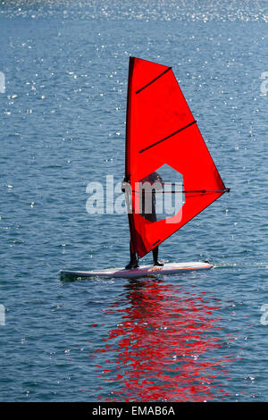 La voile sur le lac marin Southport, Merseyside, 18 avril, 2015. Météo britannique. Des vents légers et un ciel ensoleillé sur le lac marin. Stagiaire surfez pensionnaires marins recevoir un enseignement sur un jour de vent faible et soleil. Banque D'Images