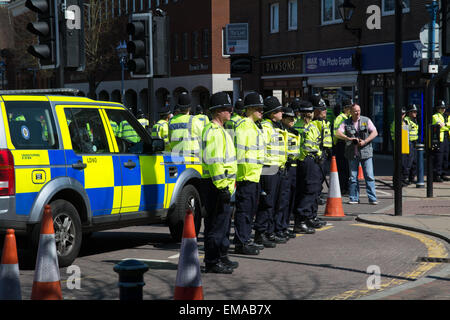 Solihull, West Midlands, Royaume-Uni. 18 avril, 2015. L'EDL - English Defence League se rassemblent dans le centre-ville de Solihull avec une grande présence de la Police à les garder et à divers groupes de protestation anti-facist apart. Crédit : Simon Yates/Alamy Live News Banque D'Images