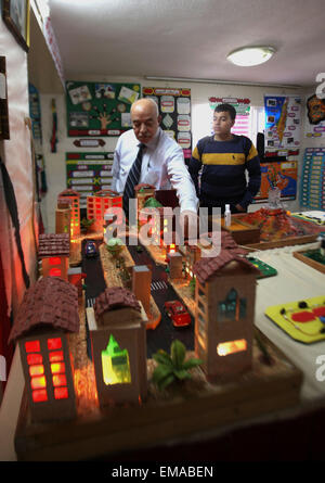 Naplouse, Cisjordanie, territoire palestinien. 18 avr, 2015. Services enseignant palestinien ouvre educational centre, dans la ville cisjordanienne de Naplouse, le 18 avril 2015 © Nedal Eshtayah/APA/Images/fil ZUMA Alamy Live News Banque D'Images