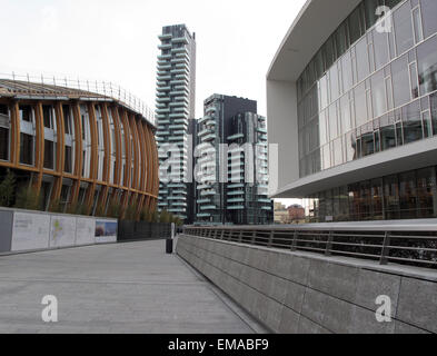 Pavillon d'Unicredit (L), skyacraper Torri Solaria, Aria e Solea (C) à côté du bâtiment Edificio E1/E2 (R) à Milan, Italie, 14 mars 2015. Photo : NICOLE BECKER/dpa Banque D'Images