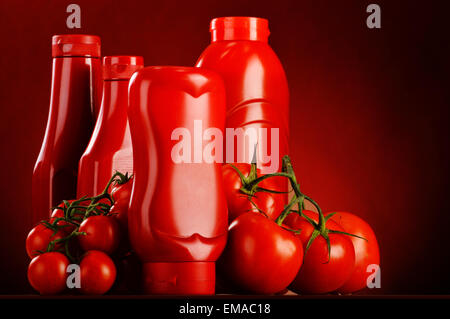 La composition avec le ketchup et les tomates fraîches. Banque D'Images